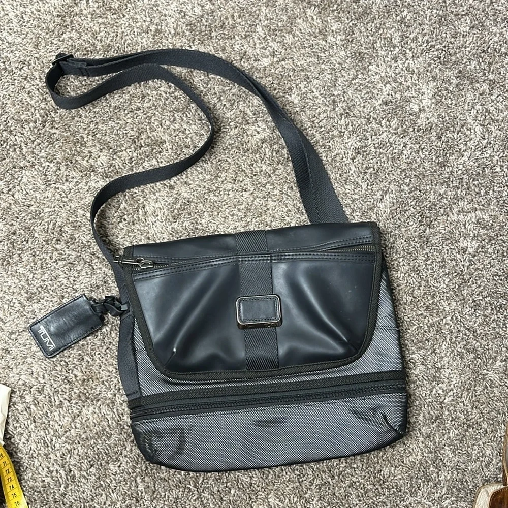 TUMI ALPHA BRAVO TRAVIS CROSSBODY MESSENGER BAG BLACK GREY IN REFLECTIVE SILVER